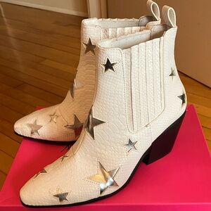 NIB Betsey Johnson White Snake Skin Star Boots!!